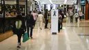 Perasaan duka terasa di udara di dalam Bondi Junction Westfield pada Jumat pagi, ketika orang-orang dengan ragu-ragu masuk ke pusat perbelanjaan. (AP Photo/Mark Baker)