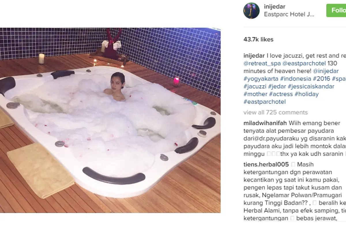 [Bintang] Jessica Iskandar mandi busa