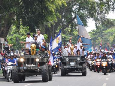 Pawai Arema Cronus juara Torabika Bhayangkara Cup 2016 dimulai dari Bandar Udara Abdulrachman Saleh menuju Pendopo Kabupaten Malang, Selasa (5/4/2016). (Bola.com/Iwan Setiawan) 