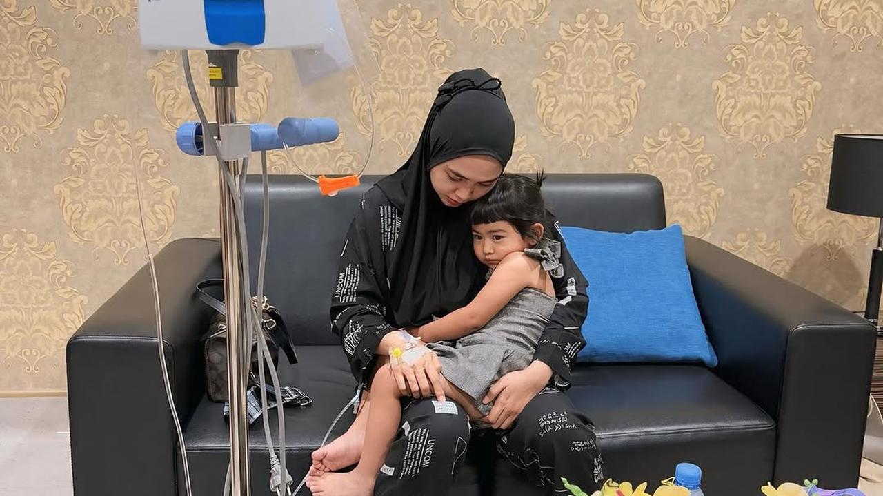7 Potret Ria Ricis Dirawat di RS, Moana Setia Menemani - Sebut Jadi Ibu Harus Terlihat Kuat Dan Sehat Meski Sakit