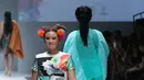 Artis Ayushita  membawakan busana rancangan Tities Sapoetra bertema "yeppeun" pada hari kedua Jakarta Fashion Week (JFW) 2016 di Senayan city, Jakarta, (25/10/2015). (Liputan6.com/Herman Zakharia)