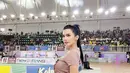 Maria Vania tampil lebih simpel lagi. Ia hanya menata rambutnya dengan gaya high ponytail tanpa hiasan apapun. [Foto: Instagram/maria_vaniaa]