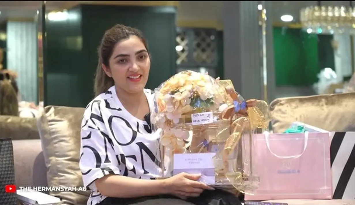 <p>Kemudian Ashanty membuka kado lain dari Arie Untung dan Fenita Arie. Pasangan ini memberikan kado berupa hiasan dinding yang mewah. [Foto: youtube.com/The Hermansyah A6]</p>