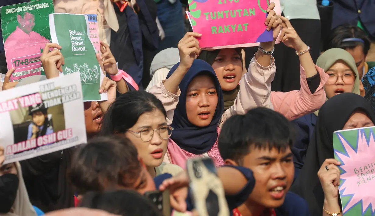 Dalam aksinya, mereka menyerukan pemenuhan 17 tuntutan rakyat dan 8 agenda reformasi nasional (17+8). (merdeka.com/Arie Basuki)