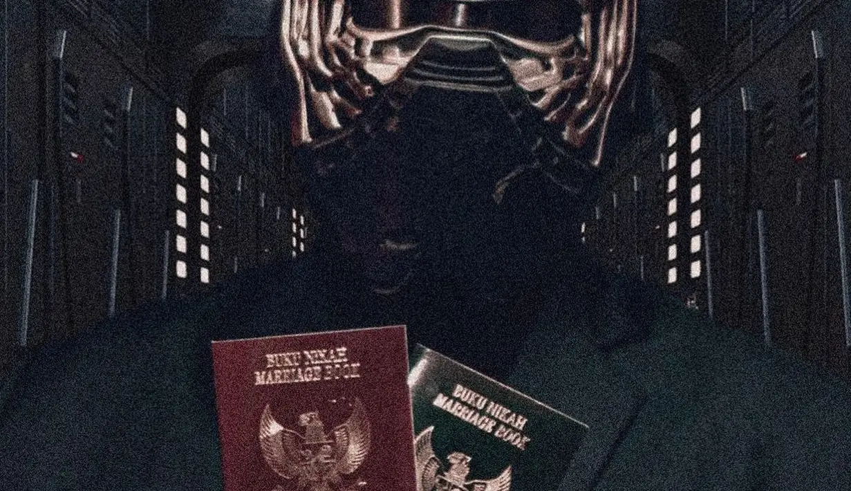 Didi Mahardika pamer buku nikah dengan mengenakan kostum karakter Star Wars episode VII-IX. (Foto: Instagram/cita_citata)