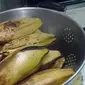 Cara Rebus Pisang Kepok yang Hemat Gas, Cerah dan Anti Hitam (Credit: YouTube/Tokonyaneko)