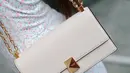 Sama seperti Eca, Zara juga membawa tumbler dari Kate Spade, yakni Sunny Day Stripe Tumbler, yang menambah sentuhan playful pada look-nya. Gaya ini sangat cocok untuk berbagai kesempatan spesial di akhir pekan, seperti picnic date bersama pasangan atau garden party dengan sahabat. Bahkan, tampilan ini juga bisa menjadi referensi outfit untuk perayaan Valentine! [Dok/KateSpadeNY].