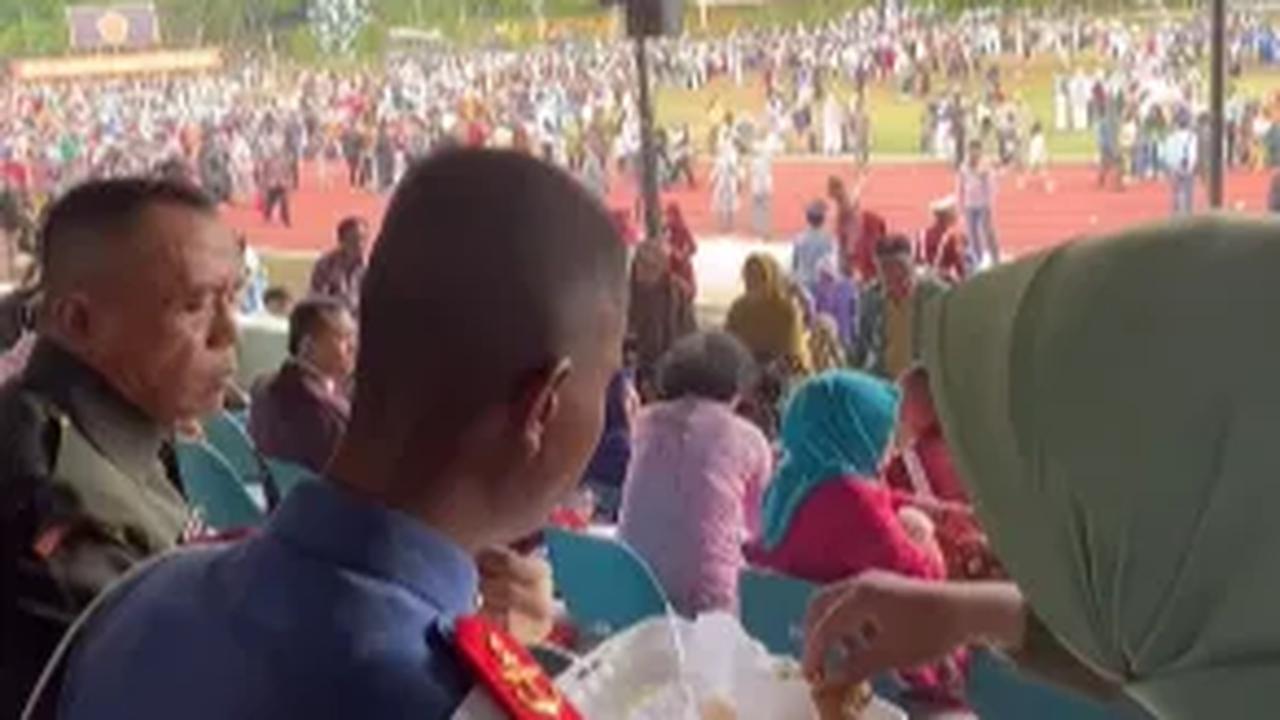 Disuapi Makan Ibu