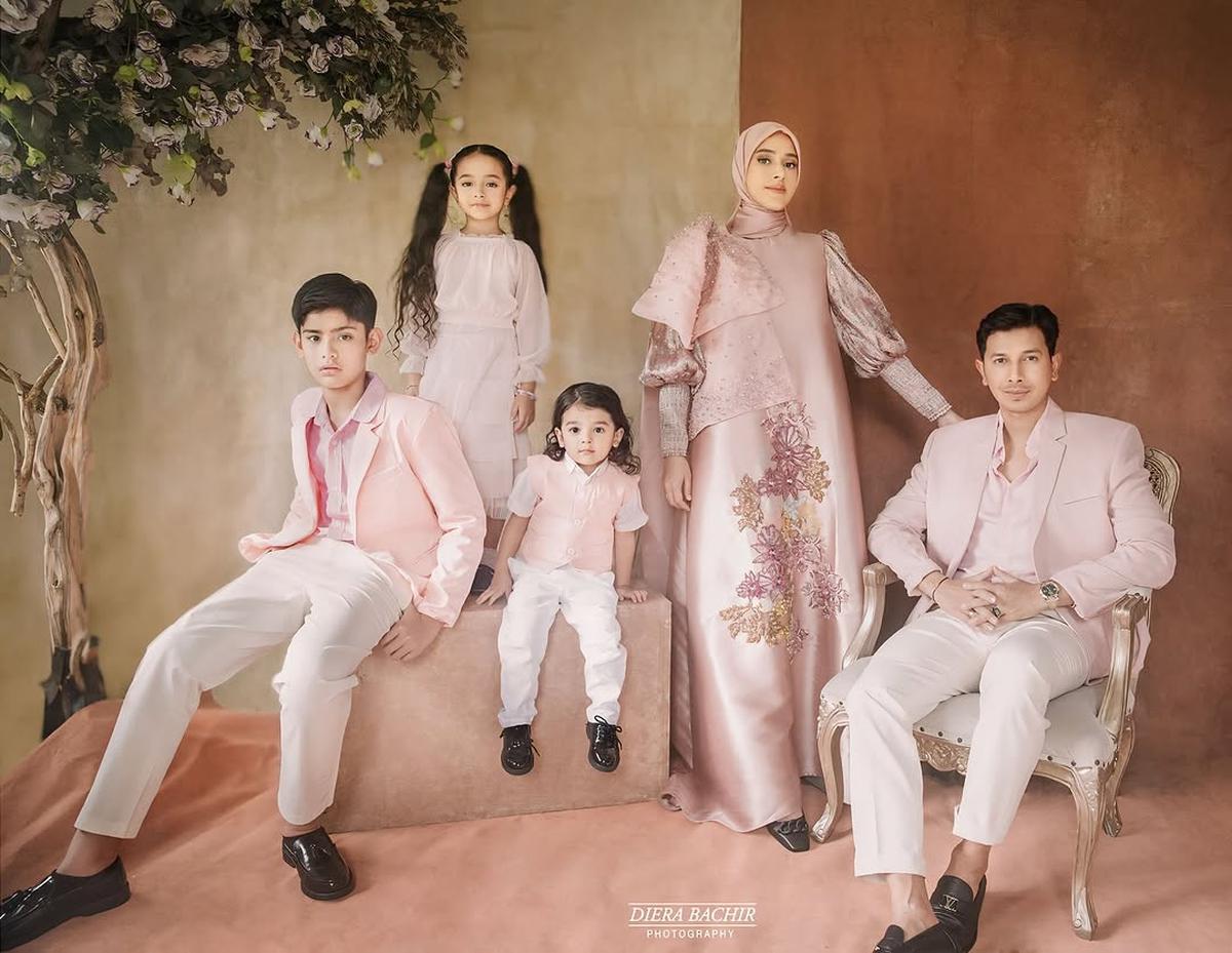 Potret Keluarga Sonny Septian dan Fairuz yang Kerap Pakai Couple Outfit