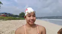 Perenang Indonesia, I Gusti Ayu Made Nadya Saraswati, yang turun di nomor 10K putri baru selesai melakukan test venue di Pantai Jimbaran, Bali, Jumat (12/6/2026), menjelang Kejuaraan Renang 12th Asian Open Water Swimming Championship 2026. (Bola.com/Alit Binawan)