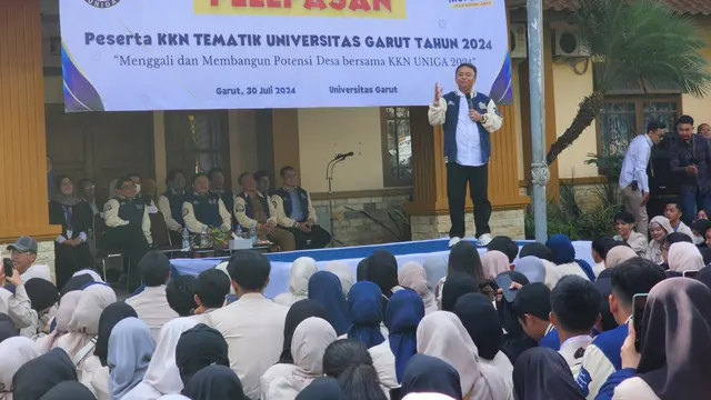 Sekda Jawa Barat, Herman Suryatman memberikan motivasi kepada seluruh mahasiswa Uniga peserta KKN Tematik Uniga 2024 dalam penanganan stunting dan kemiskinan ekstrem. (Liputan6.com/Jayadi Supriadin)
