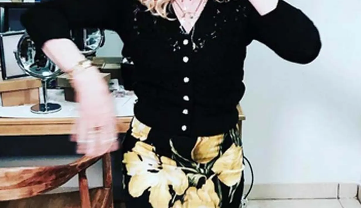 Sejak awal Donald Trump terpilih, Madonna merupakan salah satu pihak yang tidak setuju dengan itu dan kemudian menyampaikan rasa kecewanya. Kabar terbaru, Madonna lebih memilih untuk pergi dari Donald Trump. (Instagram/Madonna)