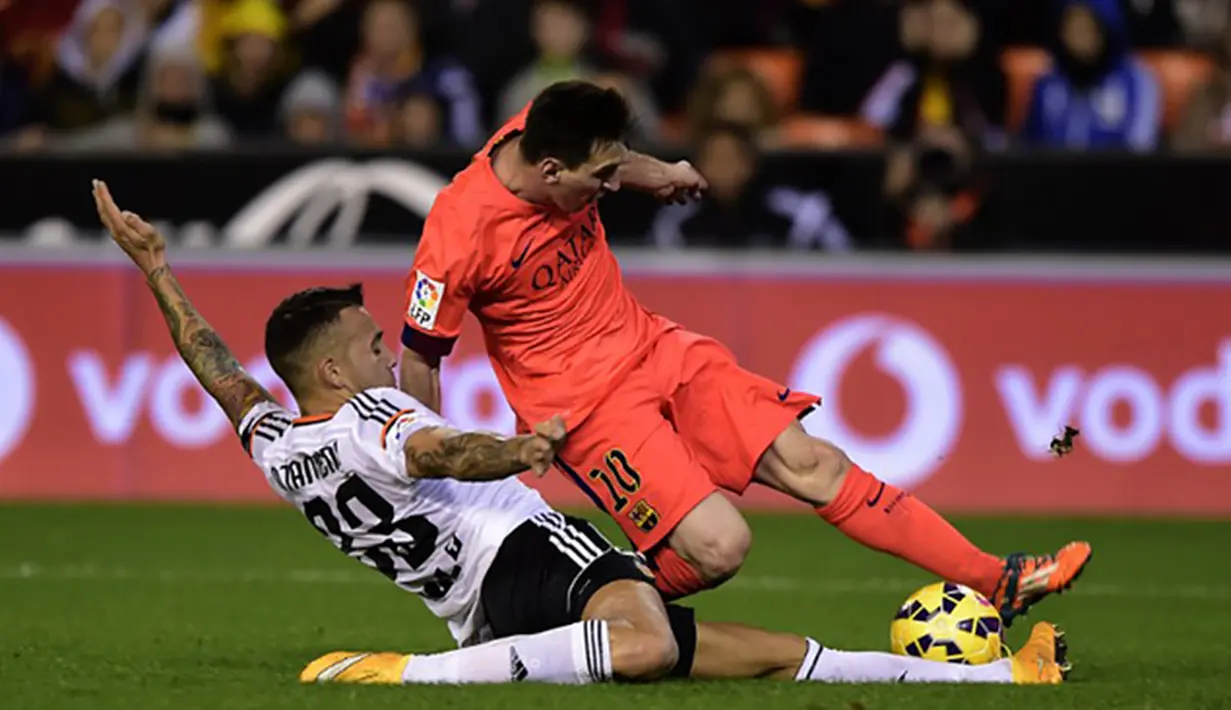 Nicolas Otamendi menekel bintang Barcelona, Lionel Messi pada laga La Liga di Stadion Mestalla, Spanyol, Minggu (30/11/2014). Bek asal Argentina itu dikontrak City selama lima tahun. (AFP Photo/Jose Jordan)