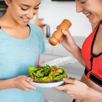 Nutrisi yang tepat akan membantu tubuh memiliki cadangan energi cukup, menjaga hidrasi, dan meminimalkan risiko kram atau gangguan pencernaan saat berlari. (foto/dok: freepik)