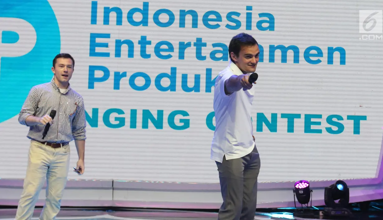 Dua mahasiswa Virginia University saat menjadi host dalam roduksi program acara di studio Indosiar, Jakarta, Rabu (29/5/2019). Kunjungan mahasiswa Virginia University ke Indosiar tersebut untuk melihat bagaimana cara produksi sebuah program televisi dibuat. (Liputan6.com/Angga Yuniar)