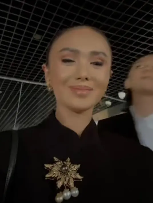 Tampilan kebaya ini memberikan kesan elegan sekaligus gagah. Yuni Shara pun menyempurnakan penampilannya dengan pulasan makeup flawless dan tatanan rambut sanggul klasik. [@yunishara36]