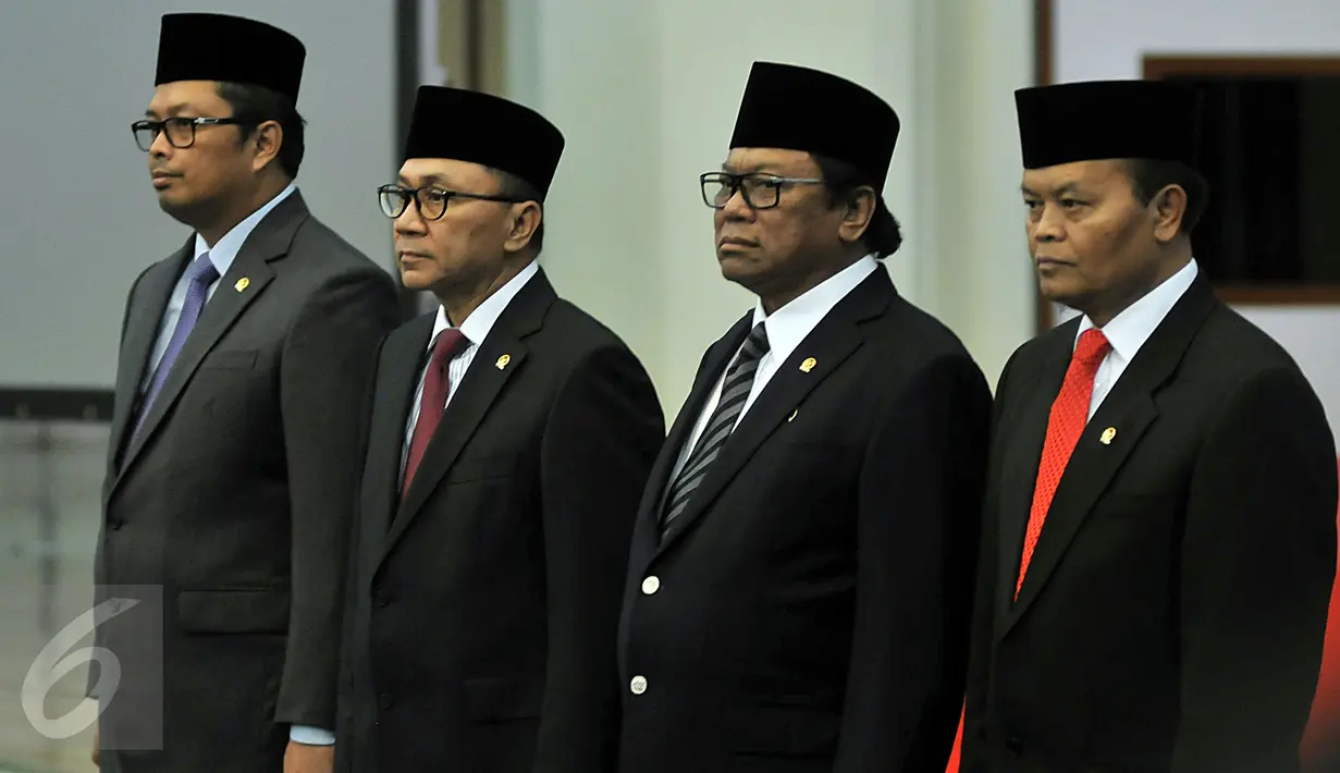 Ketua MPR, Zulkifli Hasan (kedua kiri) saat acara pelantikan Sekjen MPR yang baru Ma'ruf Cahyono di Senayan, Jakarta, Rabu (3/2/2016). Ma'ruf Cahyono mengantikan Edi Siregar yang memasuki masa pensiun sejak Desember 2015. (Liputan6.com/Johan Tallo)