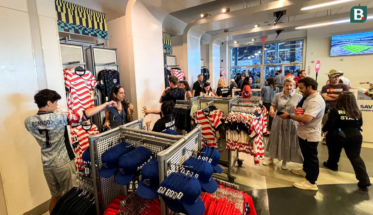 Suporter memilih jersey dan merchandise resmi Timnas Amerika Serikat di FIFA Store, MetLife Stadium, East Rutherford, New Jersey, Amerika Serikat, menjelang laga fase grup Prancis melawan Senegal pada Piala Dunia 2026. Beragam produk resmi tim nasional menjadi incaran penggemar dari berbagai negara. (KLY Sports/Hery Kurniawan)