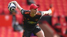 Dalam perjalanannya, Manchester United memang lebih banyak mengandalkan kiper-kiper asing untuk dijadikan kiper utama di Liga Inggris. Beberapa kiper asli Inggris kebanyakan hanya menjadi pemain pelapis bahkan cadangan abadi dalam skuad mereka. Seperti 5 kiper Inggris terakhir berikut yang nyatanya harus kalah bersaing dengan para kiper asing andalan MU. (AFP/Pool/Stu Forster)