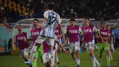 Timnas Argentina U-17 membuka peluang lolos ke babak 16 besar Piala Dunia U-17 2023. Setelah kalah dari Senegal pada laga pertama Grup D, Tim Tango Muda bangkit pada laga kedua dengan mengalahkan Jepang 3-1 dalam laga yang berlangsung di Stadion Si Jalak Harupat, Kabupaten Bandung, Selasa (14/11/2023) malam WIB. Tiga gol Timnas Argentina dicetak lewat Claudio Echeverri pada menit ke-5, Valentino Acuna (8') dan Agustin Ruberto (98'). Satu-satunya gol Timnas Jepang dihasilkan lewat Rento Takaoka pada menit ke-50. Dengan hasil ini, Timnas Argentina U-17 sementara bercokol di posisi kedua Grup D dengan poin 3, unggul selisih gol dari Jepang di peringkat ketiga. Posisi puncak sementara diduduki Senegal yang telah memastikan ke babak 16 besar dengan raihan 6 poin. (Bola.com/Ikhwan Yanuar)