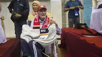 Tokoh sepak bola nasional berdarah Inggris, Paul Cumming, antusias menyaksikan seri perdana Proliga 2017, di Malang, Minggu (29/1/2017). (Bola.com/Andhika Putra)
