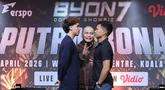 Presiden Byon, Yoshua Marcellos Muliardo bersama petarung Putra Abdullah dan Ronal Siahaan saat Face off sekaligus jumpa pers Byon Combat Showbiz Vol.7 di SCTV Tower, Jakarta, Kamis (12/3/2026). (Bola.com/M Iqbal Ichsan)