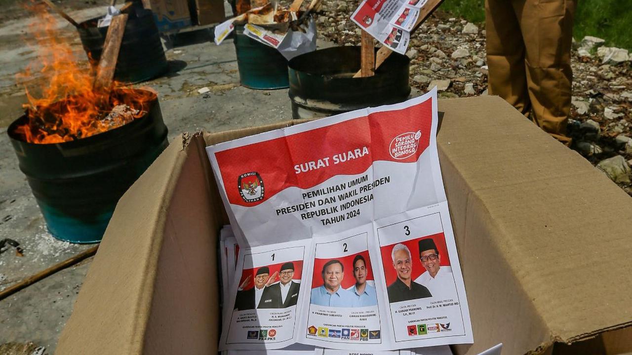 Sebanyak 4.615 surat suara untuk pemilih luar negeri tersebut dimusnahkan KPU karena kelebihan produksi.&nbsp;Liputan6.com/Angga Yuniar