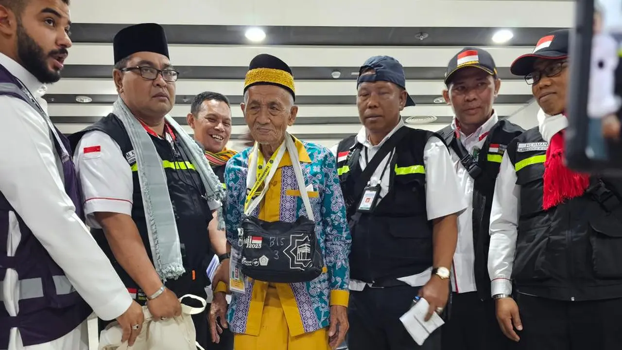 Cerita Mbah Harun, Jemaah Haji Tertua Indonesia yang masuk daftar tunggu pemberangkatan haji 2023 tapi bisa berangkat tahun ini. (Foto: Liputan6.com/Kemenag)