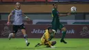 Penyerang Persebaya, Jose Wilkson Teixeira (kanan) mencetak gol ketiga timnya saat melawan Persikabo 1973 dalam laga pekan kedua BRI Liga 1 2021/2022 di Stadion Wibawa Mukti, Cikarang, Sabtu (11/09/2021). Persebaya menang 3-1. (Foto: Bola.com/Bagaskara Lazuardi)