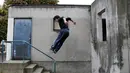 Aksi Juni Sato saat melakukan parkour di sebuah taman di Tokyo, Jepang (2/11). Parkour sendiri adalah seni bergerak dan berpindah dari satu tempat ke tempat lainnya, dengan efisien dan secepat-cepatnya. (Reuters/Kim Kyung-Hoon)