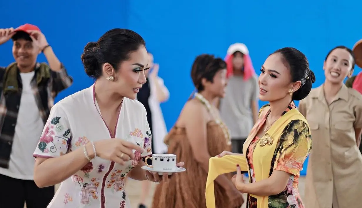 Berbeda dari Yuni Shara, makeup Krisdayanti nampak lebih festive dengan eyeshadow bernuansa metalik [@krisdayantilemos]