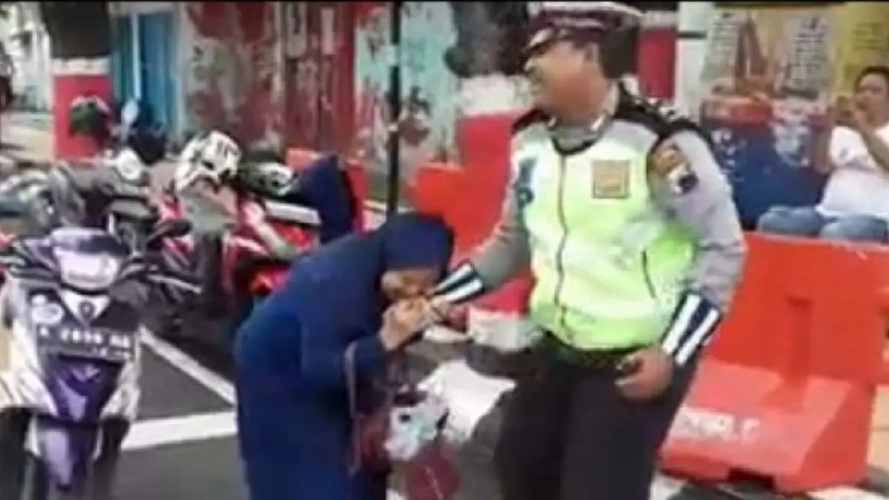 [Bintang] Editor Says: Emak-emak yang Gigit Polisi Ternyata Pernah Sakit Gangguan Jiwa