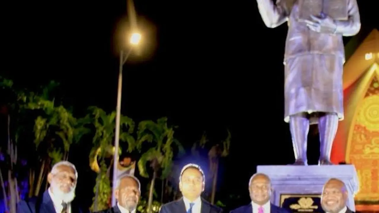 Indonesia Persembahkan Patung Sir Michael Somare untuk PNG