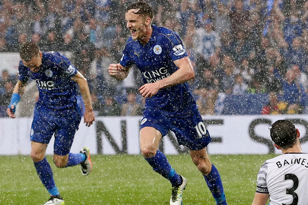 Vardy dan King Bawa Leicester Unggul 2-0 di Tengah Hujan Deras