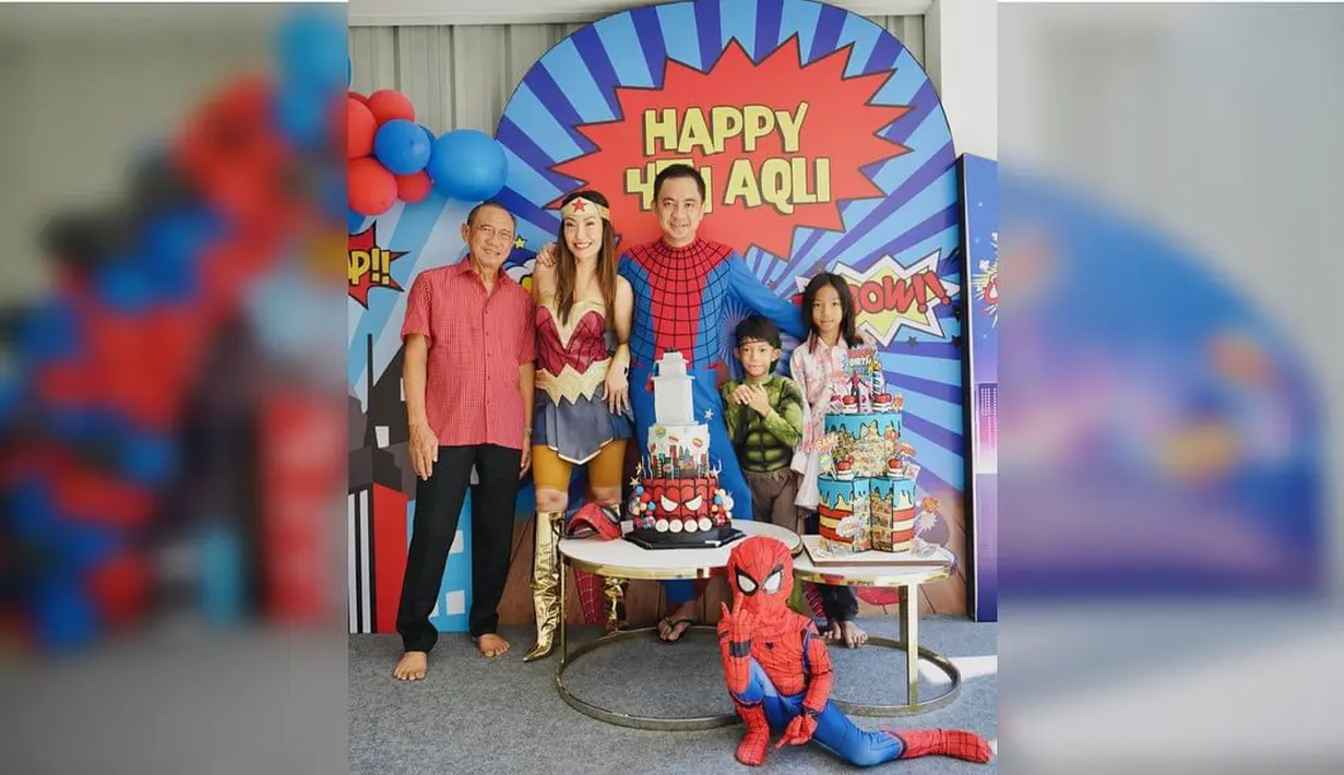 Rumah didekorasi superhero yang menjadi tokoh favorit putranya. Suami Ayu Dewi yang tak mau berdandan aneh-aneh pun tampak mengenakan kostum Spiderman demi sang buah hati. [Instagram/mrsayudewi]