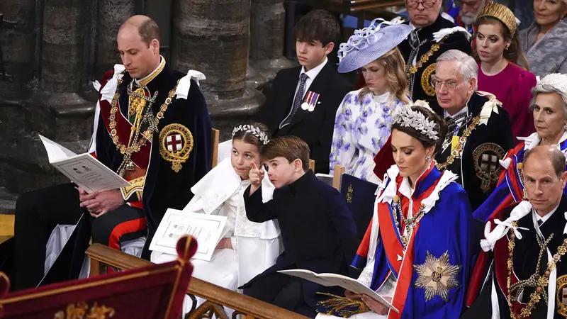 Pangeran William, Kate Middleton, Putri Charlotte, dan Pangeran Louis di penobatan Raja Charles III. (Yui Mok, Pool via AP)
