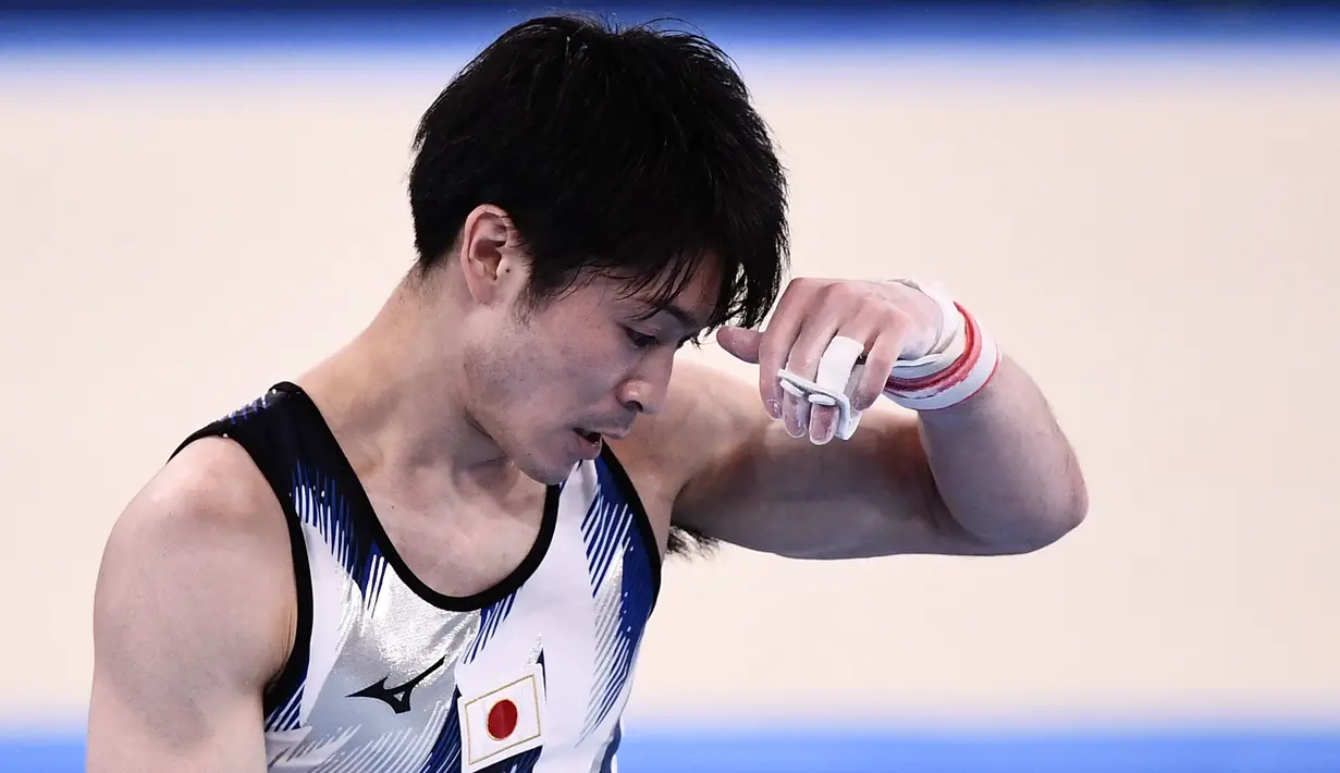 Foto pada 24 Juli 2021, reaksi Kohei Uchimura dari Jepang usai bertanding di nomor palang horizontal kualifikasi senam artistik putra Olimpiade Tokyo. Dia menjadi orang pertama dalam 44 tahun yang menduduki puncak podium all-around individu di Olimpiade berturut-turut. (Loic VENANCE/AFP)