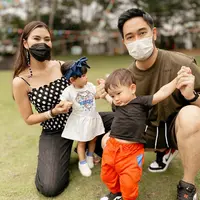 Selain itu Syahnaz juga mengajarkan cara berbagi. Mengingat dua anaknya masih suka berebut mainan. Untuk itu, ia mulai membiasakannya agar nanti mereka bisa berbagi dengan teman-temannya. (Instagram/syahnazs)