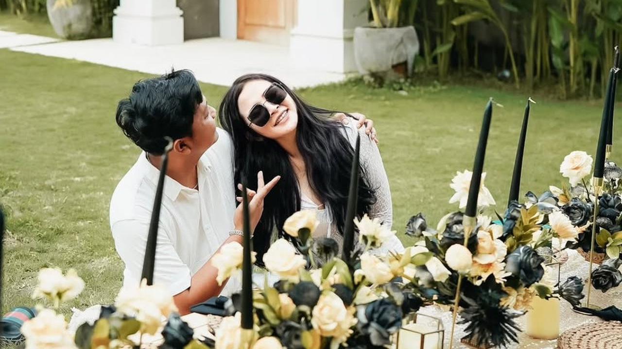 Potret Denny Caknan Rayakan Ulang Tahun Bella Bonita ke-26, Tampil Serasi dan Meriah