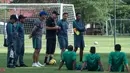 Pelatih Timnas Indonesia, Alfred Riedl, memberikan arahan kepada anak asuhnya saat latihan jelang laga final Piala AFF 2016. (Bola.com/Vitalis Yogi Trisna)