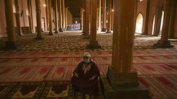 Seorang umat Muslim berdoa di  masjid Jamia selama bulan suci Ramadhan di Srinagar (20/4/2021). Terletak di Nowhatta di tengah Kota Tua, Masjid ini dibuat Sultan Sikandar pada 1394 M dan selesai pada 1402 M, atas perintah Mir Mohammad Hamadani, putra Mir Sayyid Ali Hamadani. (AFP/ Tauseef Mustafa)