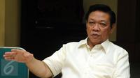 Fungsionaris Partai Golkar, Agung Laksono memberikan keterangan terkait pengunduran diri Setya Novanto dari jabatan Ketua DPR RI di Jakarta, Kamis (17/12/2015). Agung berharap peristiwa ini tidak terulang lagi. (Liputan6com/Helmi Fithriansyah)