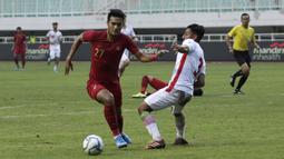 Striker Timnas Indonesia U-22, Muhammad Rafli, berusaha melewati pemain Timnas Iran U-23 pada laga uji coba internasional di Stadion Pakansari, Bogor, Sabtu (16/11). Indonesia menang 2-1 atas Iran. (Bola.com/Yoppy Renato)