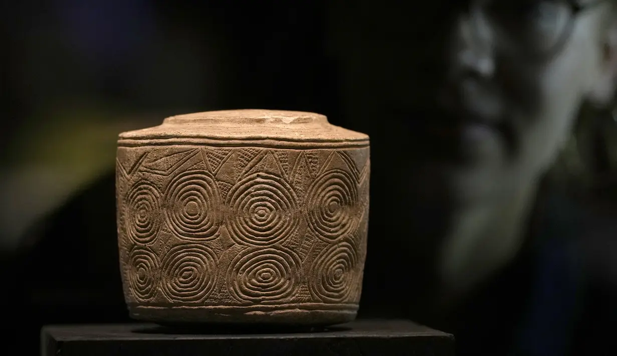 Drum kapur Burton Agnes yang ditemukan di kuburan Childs, 3000 SM, dipajang di pameran 'The World of Stonehenge' di British Museum di London, Senin (14/2/2022). Penggunaan drum yang tepat belum dijelaskan. (AP Photo/Alastair Grant)