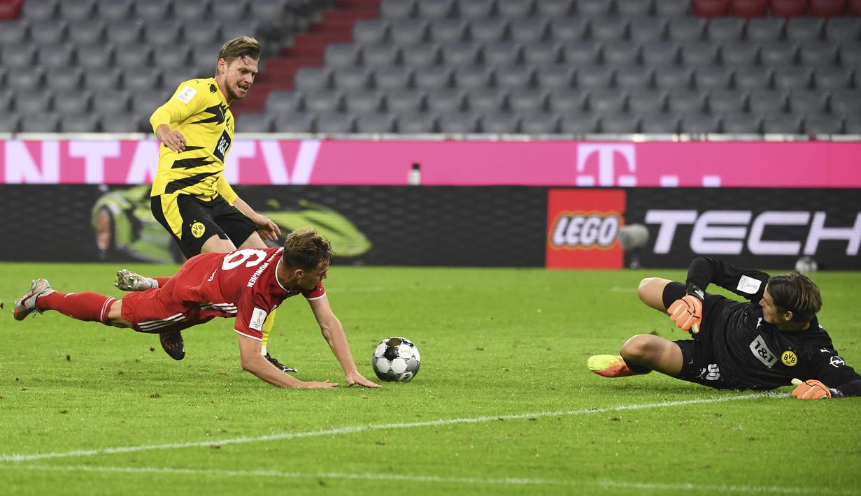 Bek Bayern Munchen, Joshua Kimmich, berusaha mencetak gol ke gawang Borussia Dortmund pada laga Piala Super Jerman di Allianz Arena, Kamis (1/10/2020) dini hari WIB. Bayern Munchen menang 3-2 atas Borussia Dortmund. (Sven Hoppe/Pool via AP)