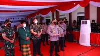 Kapolri Jenderal Listyo Sigit Prabowo meninjau pelaksanaan vaksinasi Covid-19 serentak di 34 Provinsi Indonesia langsung dari Gedung Pusdik Intelkam, Soreang, Kabupaten Bandung, Jawa Barat.