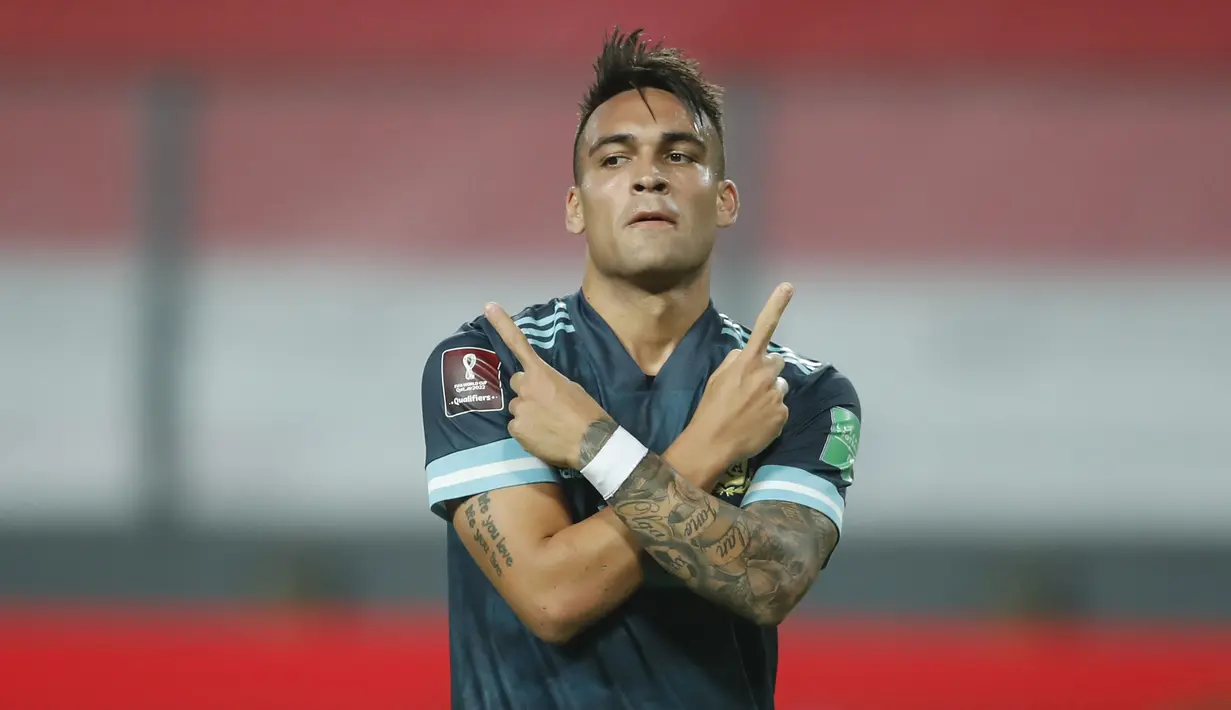 Penyerang Argentina, Lautaro Martinez, merayakan gol yang dicetaknya ke gawang Peru pada laga kualifikasi Piala Dunia 2022 zona CONMEBOl di Estadio Nacional de Lima, Rabu (18/11/2020) pagi WIB. Argentina menang 2-0 atas Peru. (AFP/Daniel Apuy/pool)
