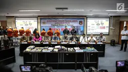 Komjen Pol Ari Dono Sukmanto memberikan keterangan dalam rilis di Jakarta, Kamis (10/8). Bareskrim Polri mengungkap sindikat perdagangan orang internasional jaringan Abu Dhabi, Uni Emirat Arab dan Jaringan Damaskus, Suriah. (Liputan6.com/Faizal Fanani)