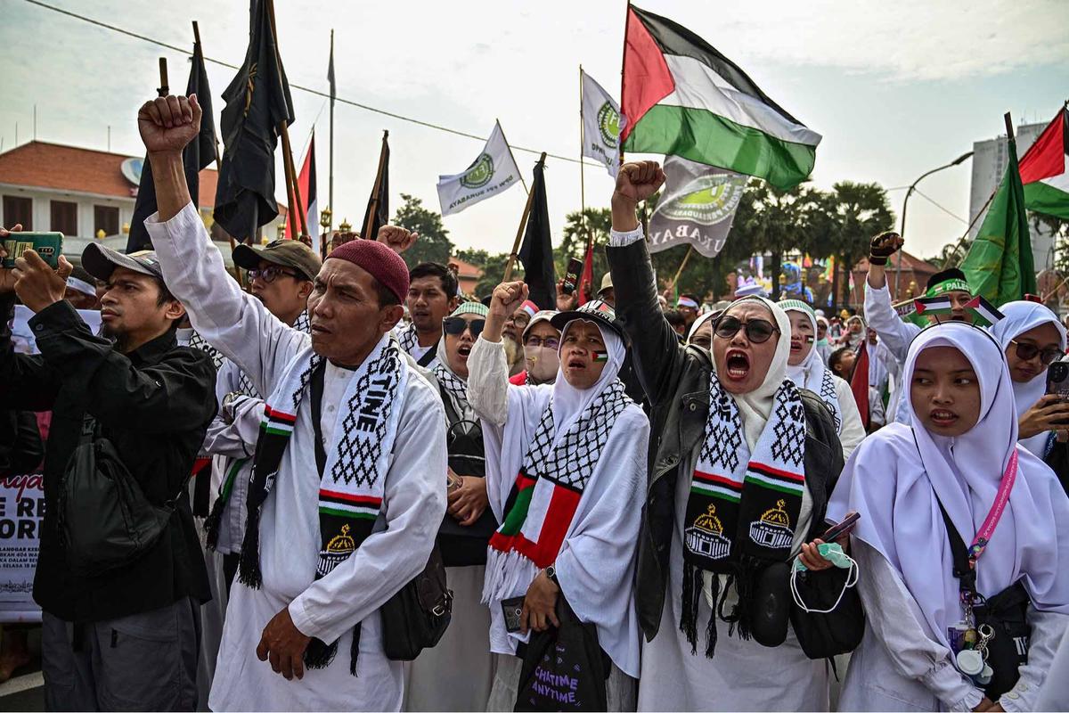 FOTO: Ribuan Warga Surabaya  Gelar Aksi Beri Dukungan kepada Warga Palestina