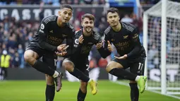 Selebrasi pemain Arsenal setelah Gabriel Martinelli (kanan) menjebol gawang Aston Villa pada pertandingan pekan ke-24 Premier League 2022/2023 yang berlangsung di Villa Park, Sabtu (18/2/2023). (AP Photo/Jon Super)
